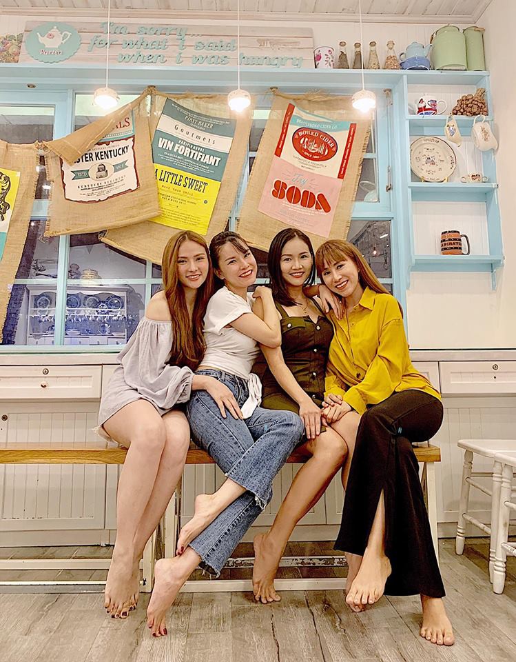 Hội chị em Mây Trắng: Người ly hôn, người mới cưới, người còn độc thân nhưng cứ gặp nhau là lên đồ chất khỏi bàn-24