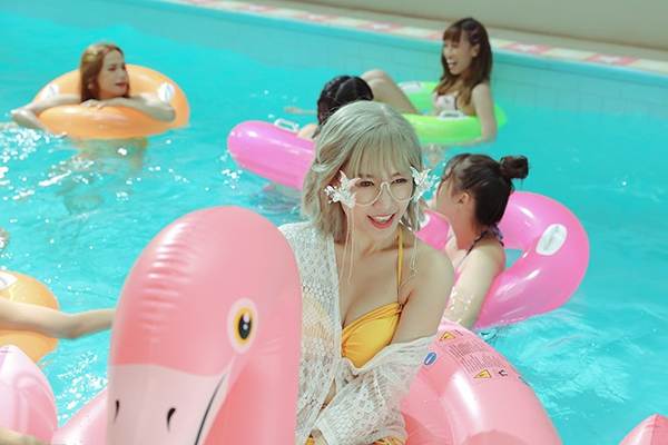 Hari Won diện bikini khoe vòng 1 ‘cực nóng’ nhưng lộ bụng ngấn mỡ-4