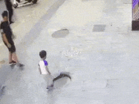 Bé trai suýt mất mạng vì thọt lỏm xuống hố ga, bố mẹ đi ngay bên cạnh cũng không kịp phản ứng