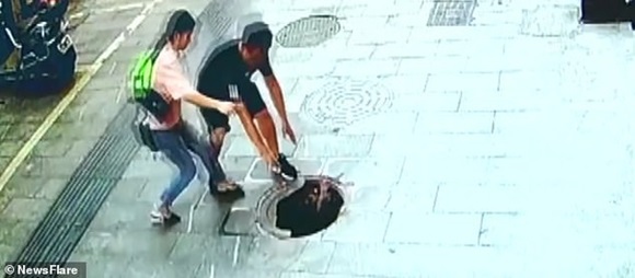 Bé trai suýt mất mạng vì thọt lỏm xuống hố ga, bố mẹ đi ngay bên cạnh cũng không kịp phản ứng-3