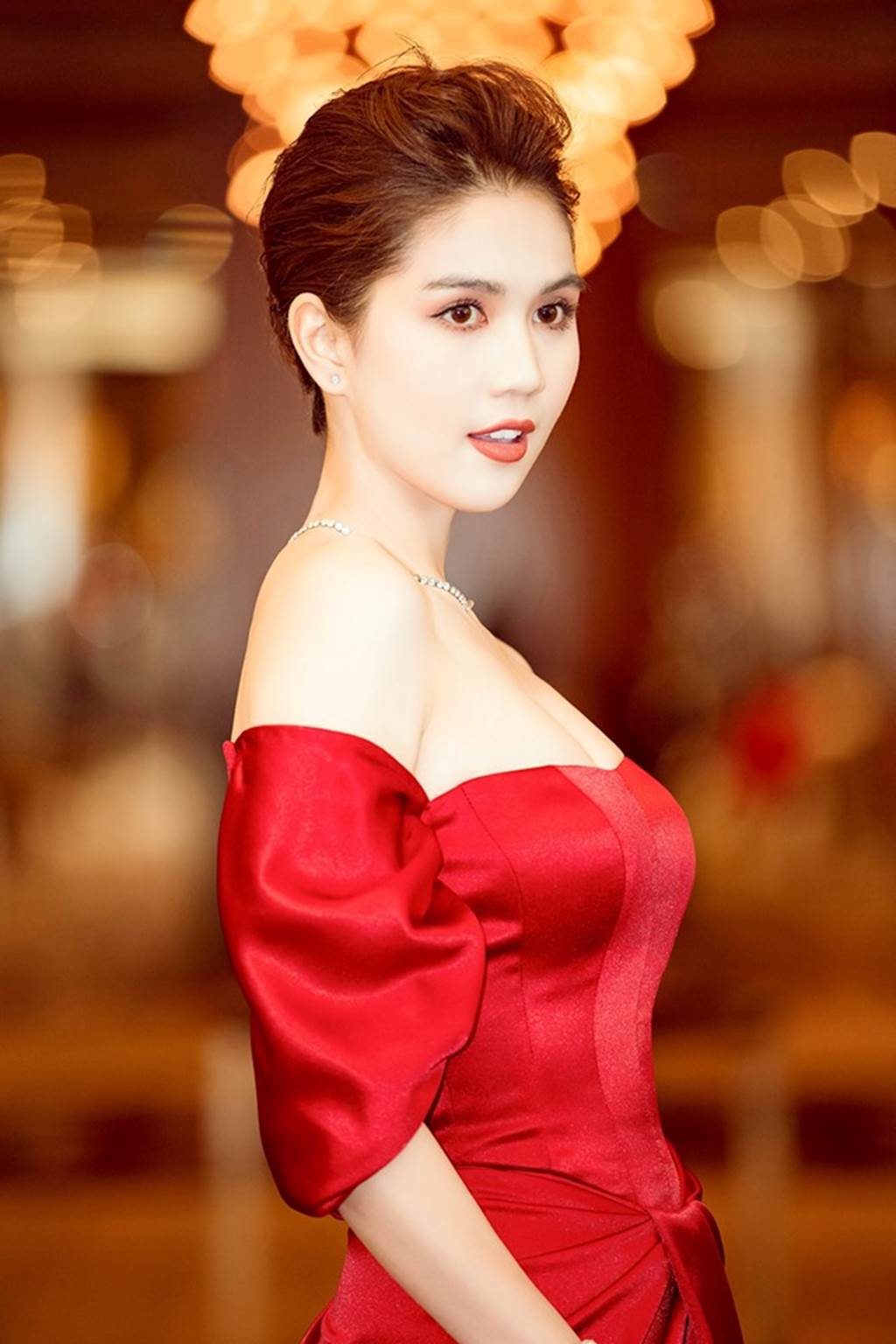 Ngọc Trinh táo bạo mặc đồ cắt xẻ lắt léo, người nhìn thót tim thay-2