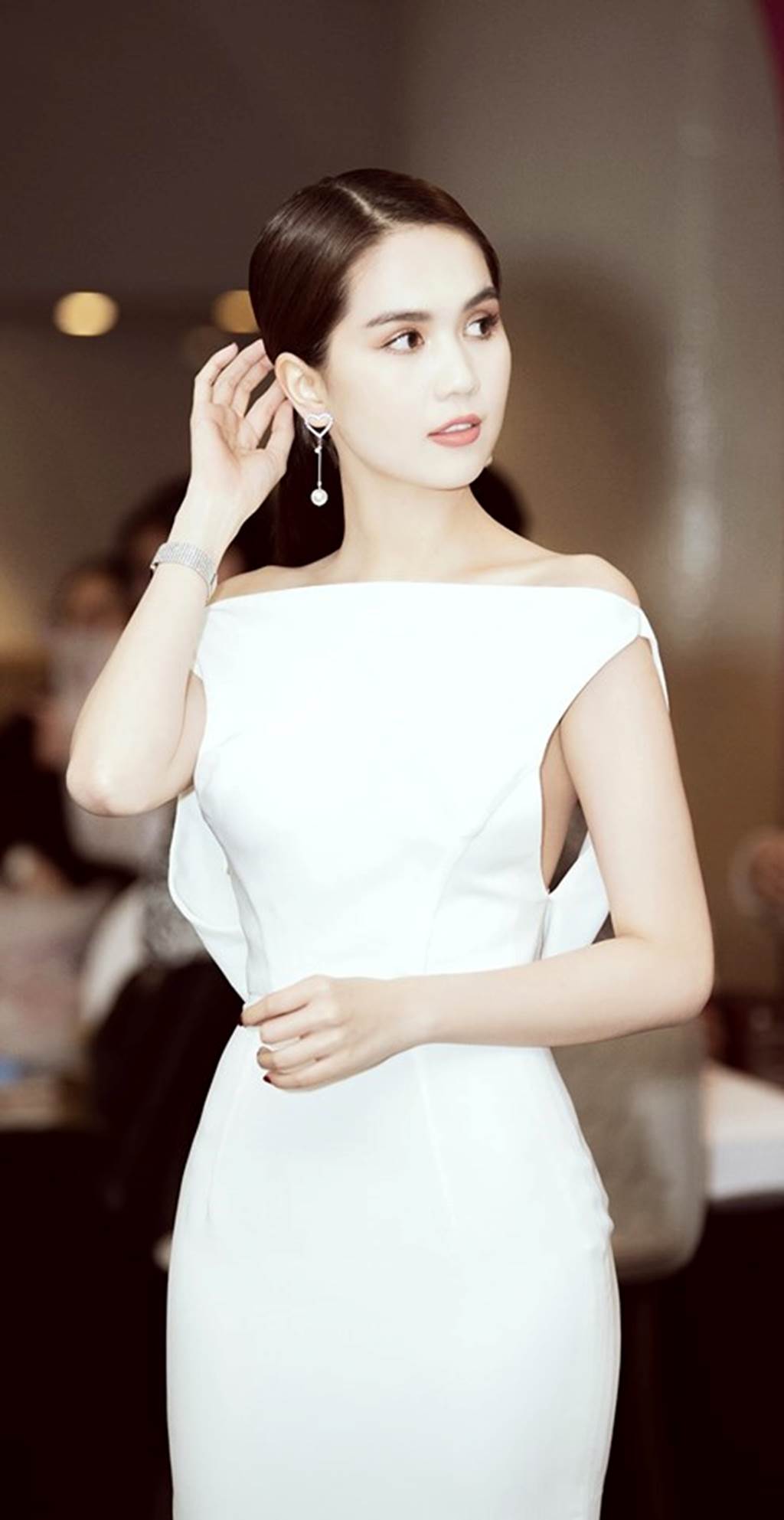 Ngọc Trinh táo bạo mặc đồ cắt xẻ lắt léo, người nhìn thót tim thay-5