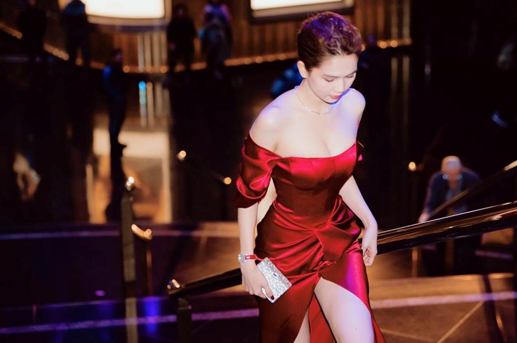 Ngọc Trinh táo bạo mặc đồ cắt xẻ lắt léo, người nhìn thót tim thay-9