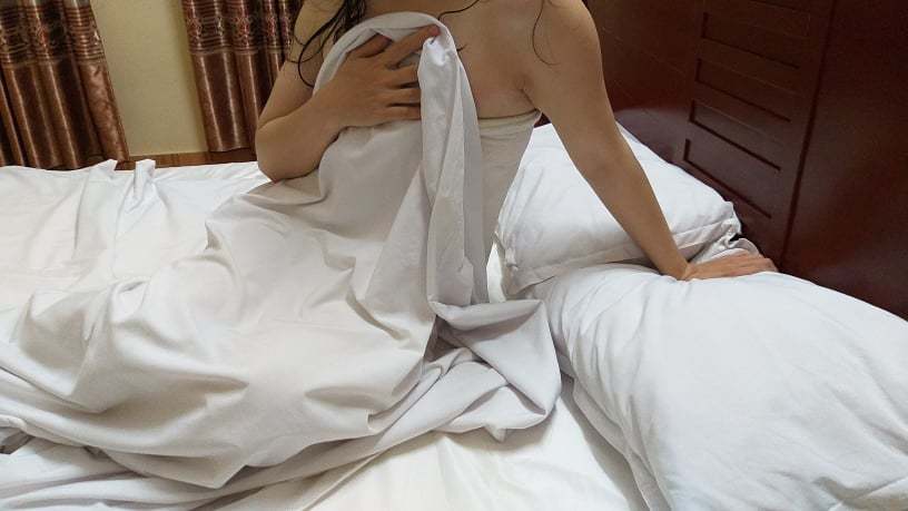 Dự sinh nhật, nữ phiên dịch bị chuốc say, giật mình tỉnh giấc bên trai lạ-1