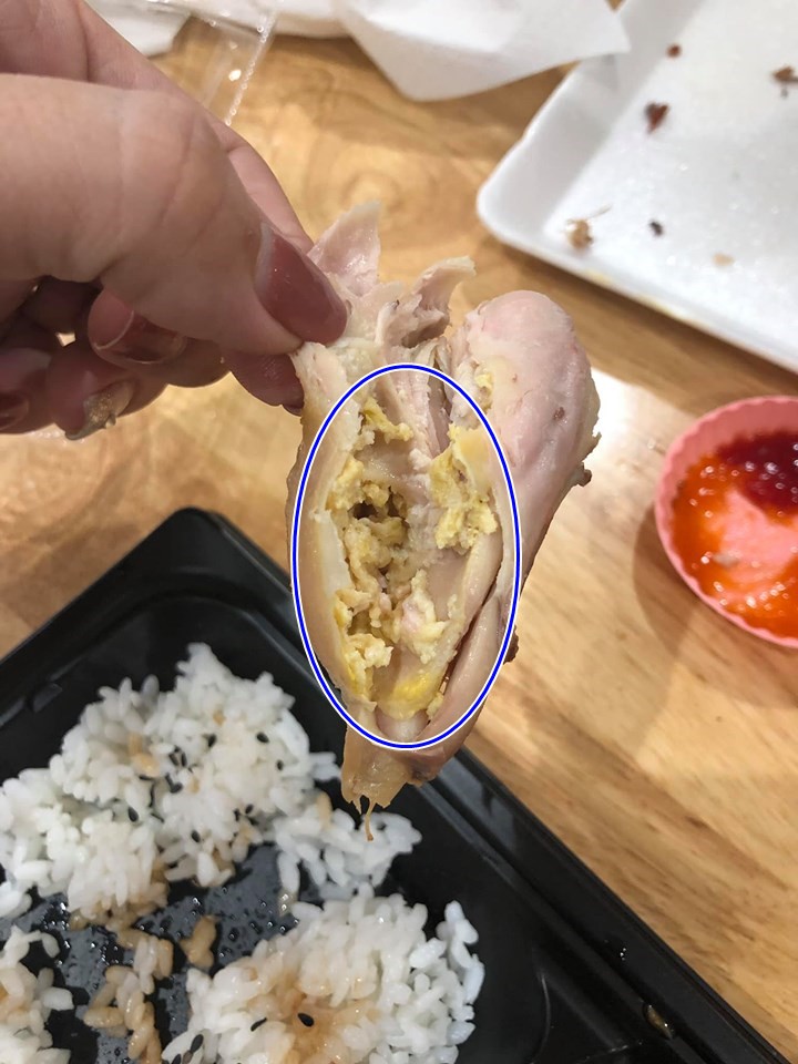 Mua đùi gà nướng trong siêu thị lớn, mẹ bầu hoảng hốt khi bóc phần thịt ra thấy chi chít mảng bám lạ màu vàng-2