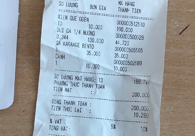 Mua đùi gà nướng trong siêu thị lớn, mẹ bầu hoảng hốt khi bóc phần thịt ra thấy chi chít mảng bám lạ màu vàng-3