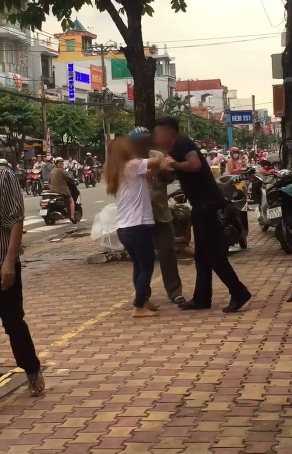 Phẫn nộ clip nam thanh niên thẳng chân đá vào đầu, đạp vào bụng bạn gái ngay giữa đường: Mày ngu thế, tao bảo không nghe-1