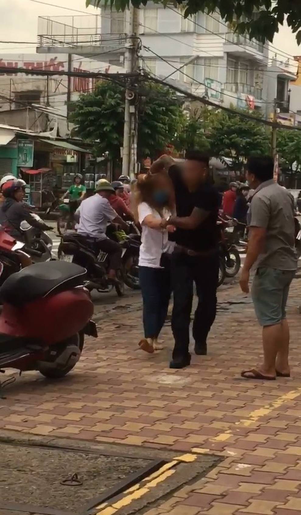 Phẫn nộ clip nam thanh niên thẳng chân đá vào đầu, đạp vào bụng bạn gái ngay giữa đường: Mày ngu thế, tao bảo không nghe-2