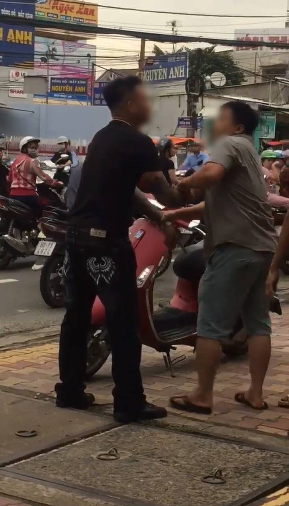 Phẫn nộ clip nam thanh niên thẳng chân đá vào đầu, đạp vào bụng bạn gái ngay giữa đường: Mày ngu thế, tao bảo không nghe-3