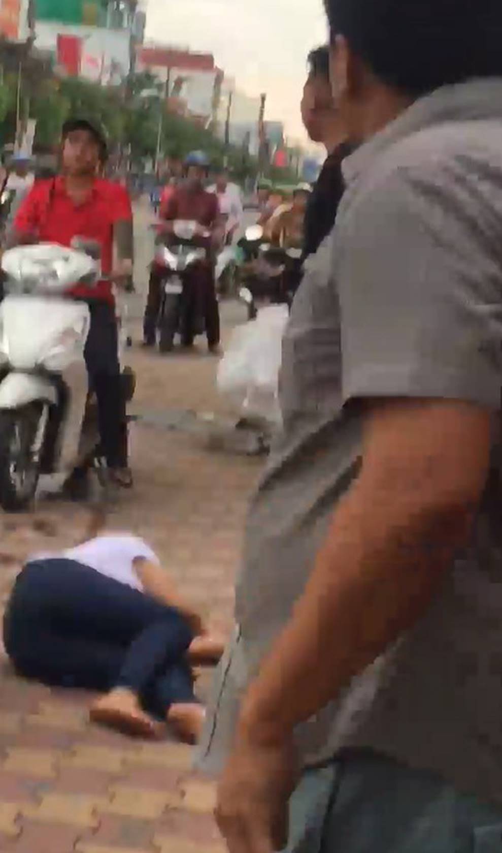 Phẫn nộ clip nam thanh niên thẳng chân đá vào đầu, đạp vào bụng bạn gái ngay giữa đường: Mày ngu thế, tao bảo không nghe-4