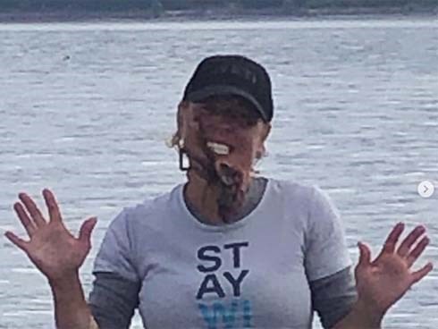 Đặt bạch tuộc lên mặt chụp ảnh sống ảo, người phụ nữ bị cắn đẫm máu, tê liệt cả cánh tay