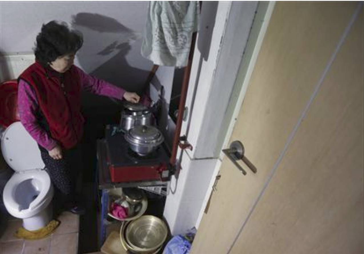 Người già ở Hàn Quốc: Hi sinh tất cả cho con cái, đến khi về hưu, sống trong cô đơn và chết trong cô độc-5