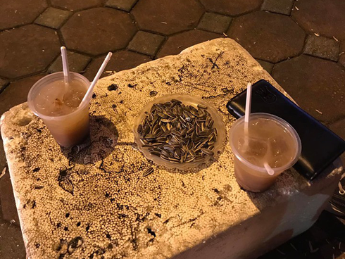 Nhẹ nhàng từ chối uống trà chanh 30k khu nhà hát Lớn, cô gái bị chủ quán tặng cho