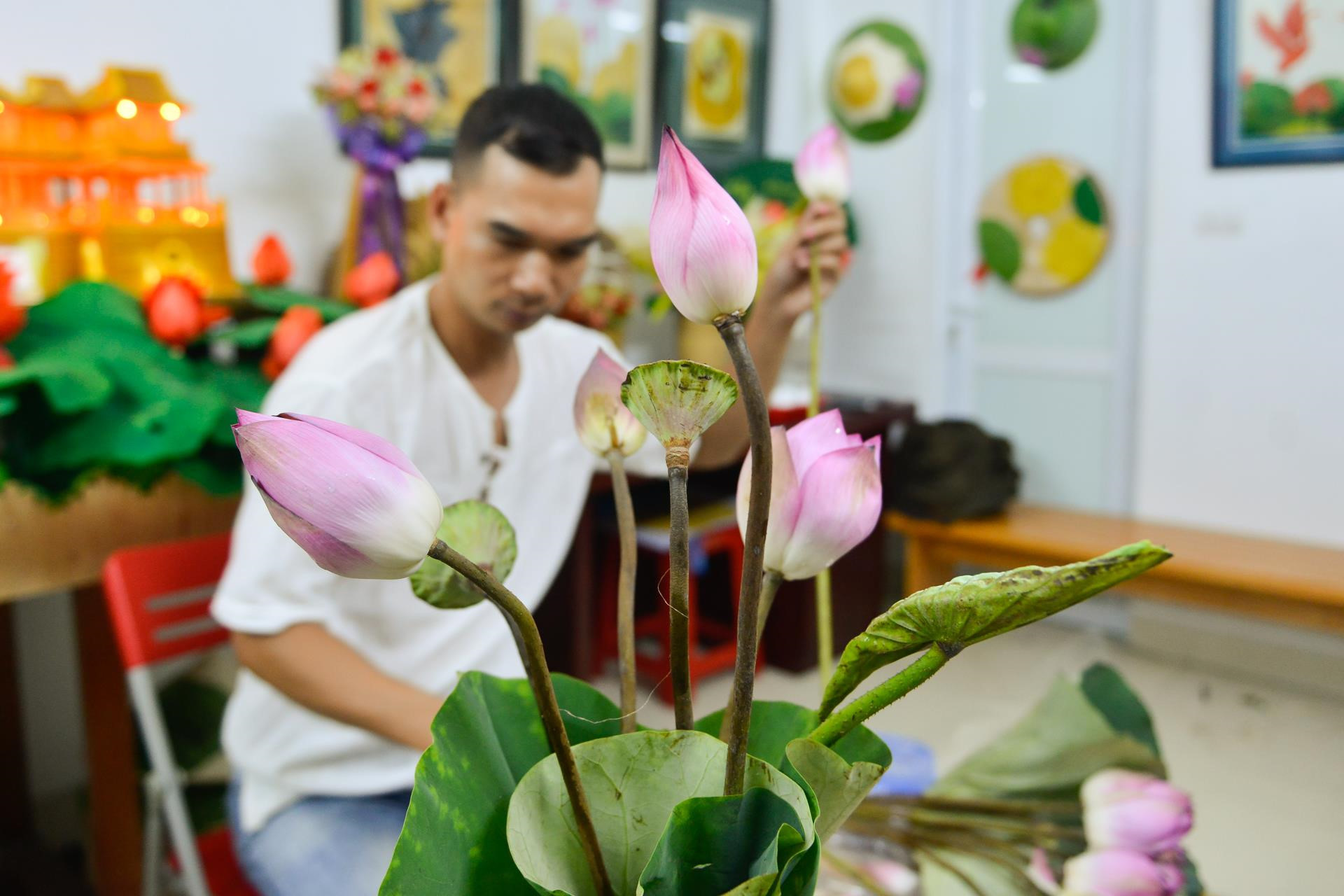 Từ bỏ thu nhập hàng nghìn USD mỗi tháng để giữ hồn sen bất tử-3