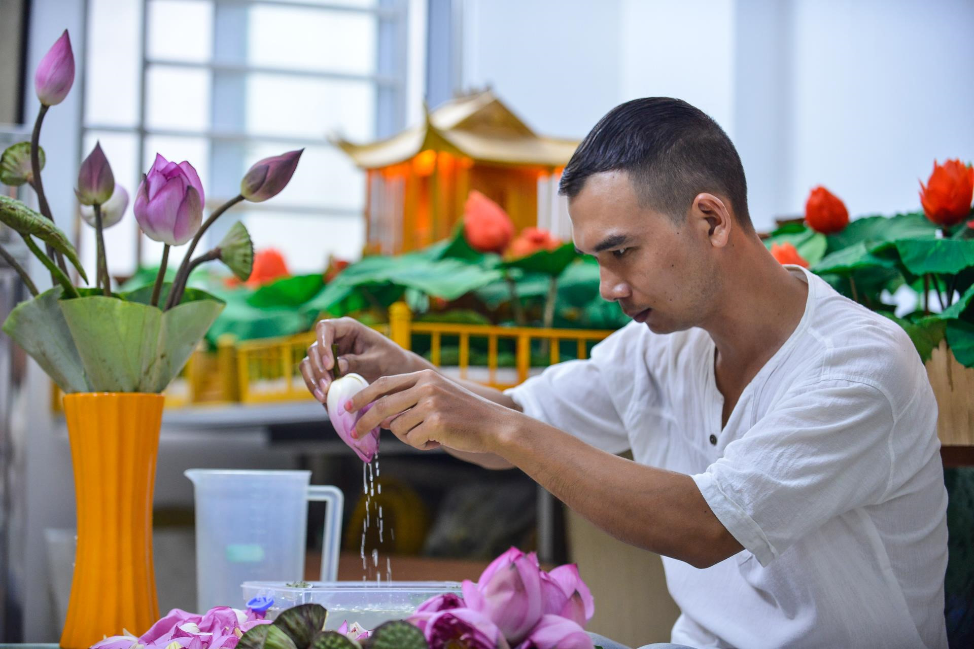 Từ bỏ thu nhập hàng nghìn USD mỗi tháng để giữ hồn sen bất tử-4