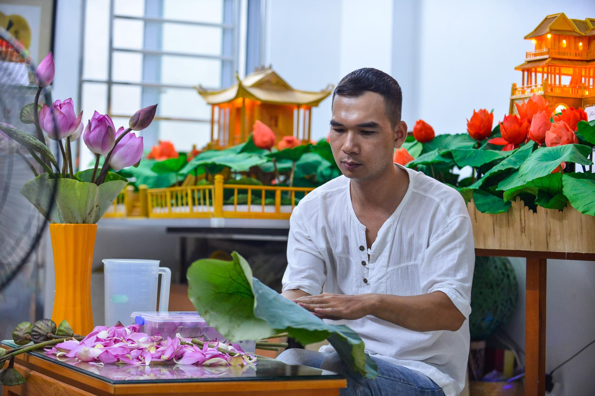 Từ bỏ thu nhập hàng nghìn USD mỗi tháng để giữ hồn sen bất tử-5