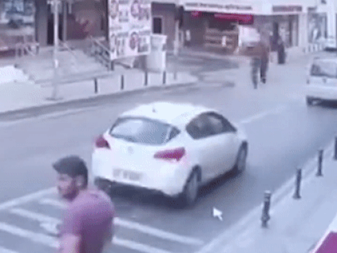 Người lau kính rơi từ tầng 4 xuống nắp capo xe đang chạy