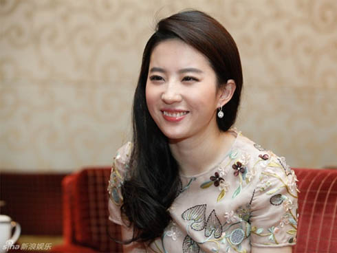 Không phải Triệu Vy, Lâm Tâm Như, Thần tiên tỷ tỷ Lưu Diệc Phi sống tình nghĩa nhất showbiz-18