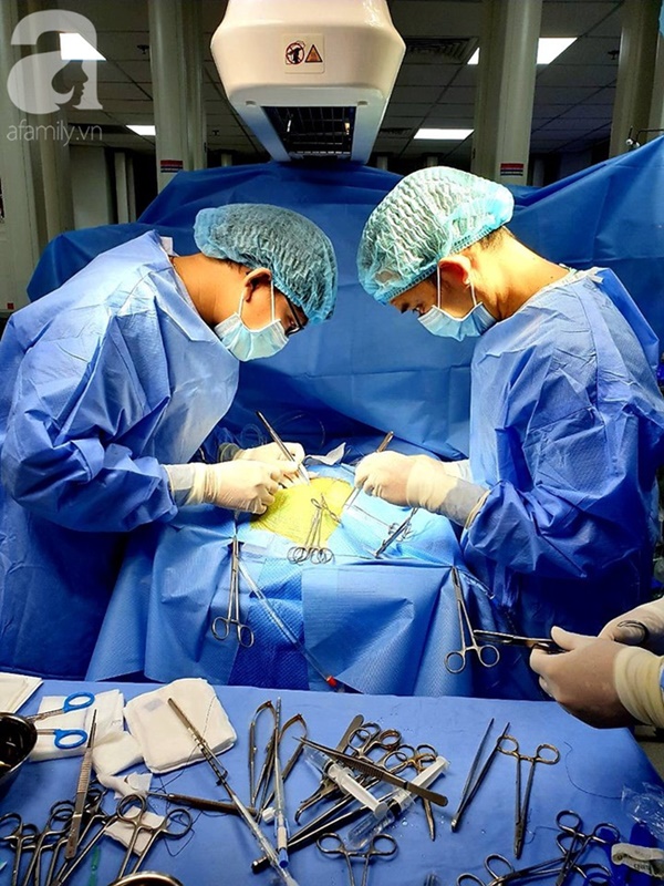 Bé trai 1 ngày tuổi bị suy hô hấp nặng, viêm phổi vì hít phải phân su trong bụng mẹ: Bác sĩ cảnh báo sản phụ lưu ý ngay điều này-2