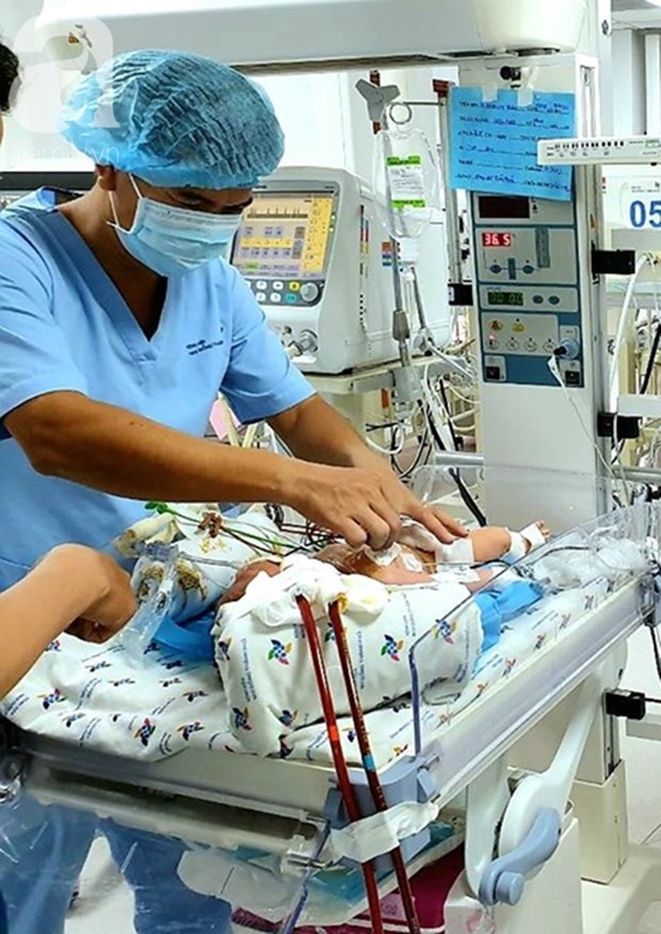 Bé trai 1 ngày tuổi bị suy hô hấp nặng, viêm phổi vì hít phải phân su trong bụng mẹ: Bác sĩ cảnh báo sản phụ lưu ý ngay điều này-4