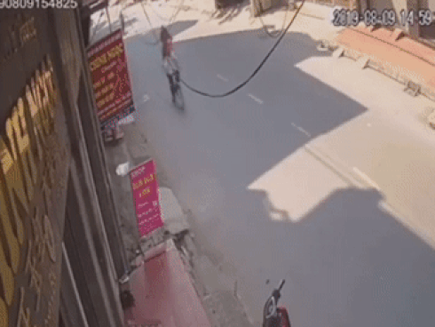 Khoảnh khắc 2 xe máy đấu đầu, 4 người văng xuống đường