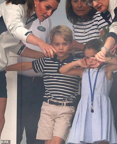 Nổi tiếng dạy con ngoan, Công nương Kate mất điểm vì hành động vô lễ của con gái-2