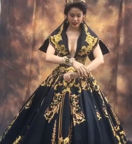 Mỹ nhân Việt đua mốt váy khoét tận rốn: người được khen nức nở, người ê mặt vì phản cảm-10