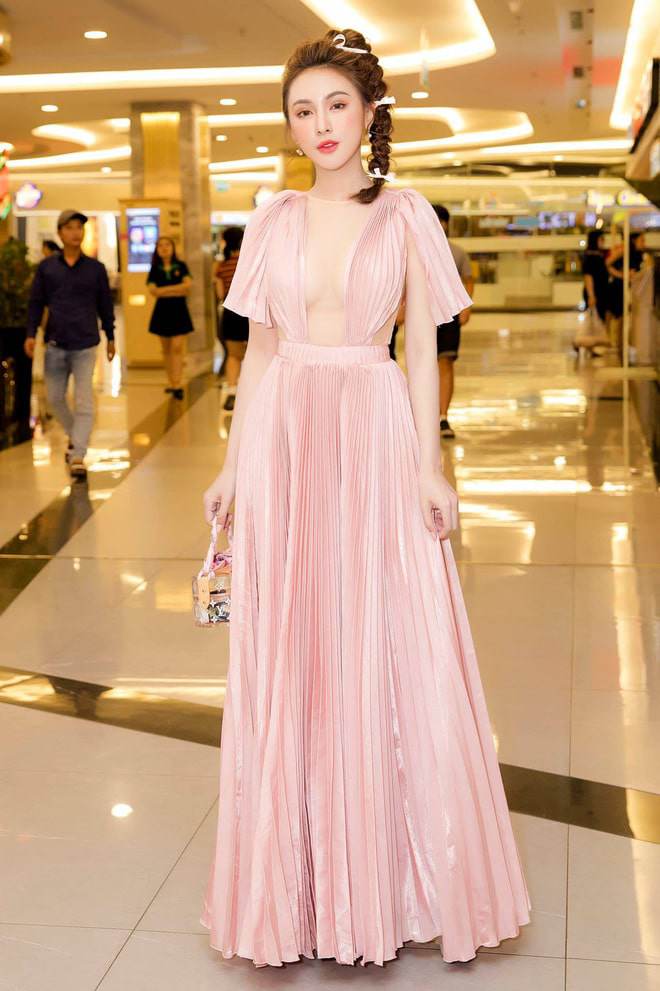 Mỹ nhân Việt đua mốt váy khoét tận rốn: người được khen nức nở, người ê mặt vì phản cảm-7