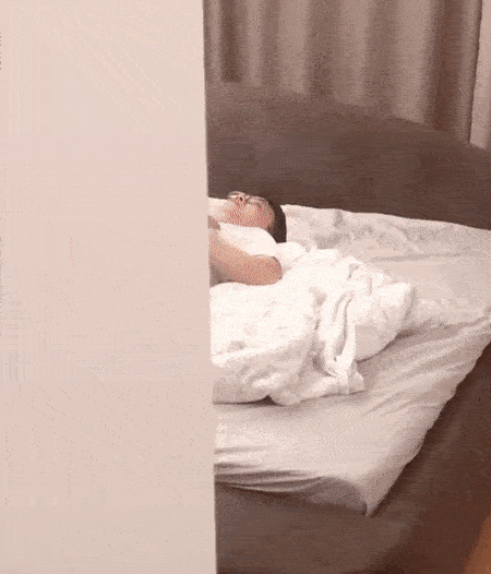 Đang chơi với bố thì thấy mẹ vào, cậu bé cuống cuồng có hành động khiến ai cũng phải bất ngờ-1