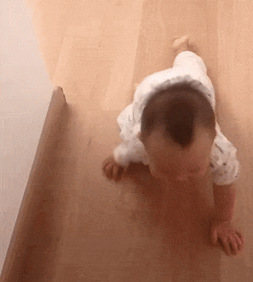 Đang chơi với bố thì thấy mẹ vào, cậu bé cuống cuồng có hành động khiến ai cũng phải bất ngờ-2