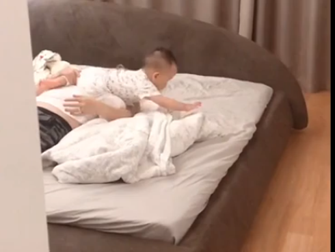 Tình huống phát điên khi có con nhỏ: Bé không chịu ăn, bốc cơm bôi đầy đầu, nhiều bố mẹ gật gù cảm thông-2