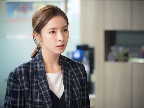 Sốc khi nhận ra danh tính của cô gái lạ ngồi cạnh mẹ chồng ngày ra mắt, tôi liền làm 1 việc khiến họ không nói nên lời