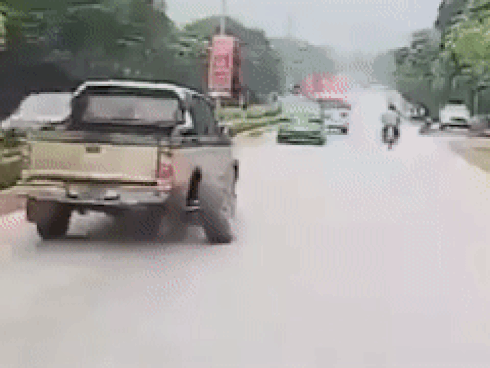 Cả tấm thép lớn rơi từ trên ô tô xuống đường gây nguy hiểm-1