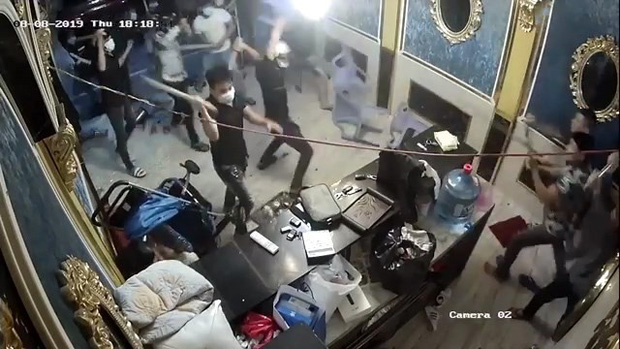 Giang hồ ngang nhiên đập phá, cuỗm túi xách chứa 200 triệu đồng tại nhà hàng ở Sài Gòn-1