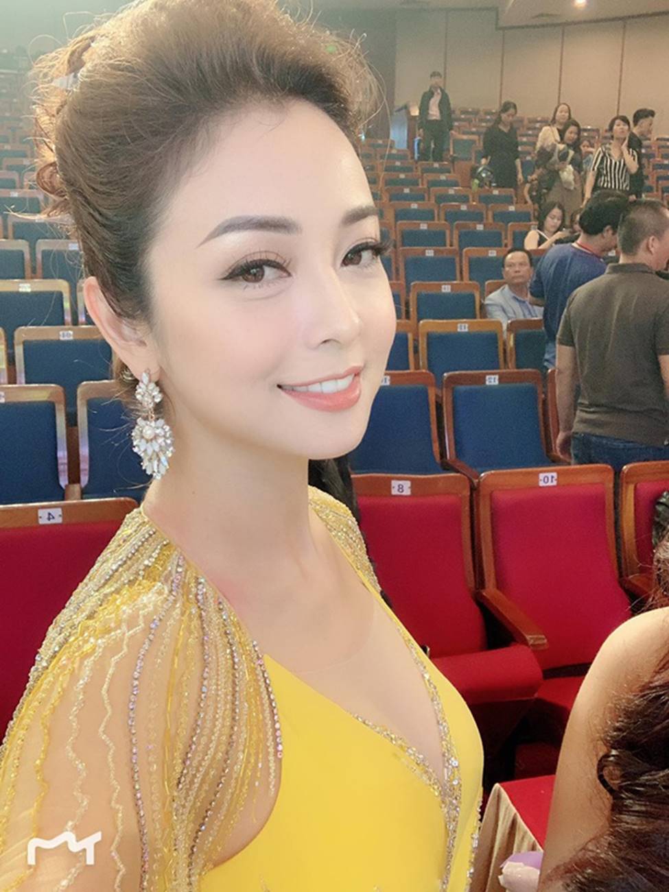 Những bà mẹ 4 con vẫn trẻ đẹp trong showbiz Việt-3