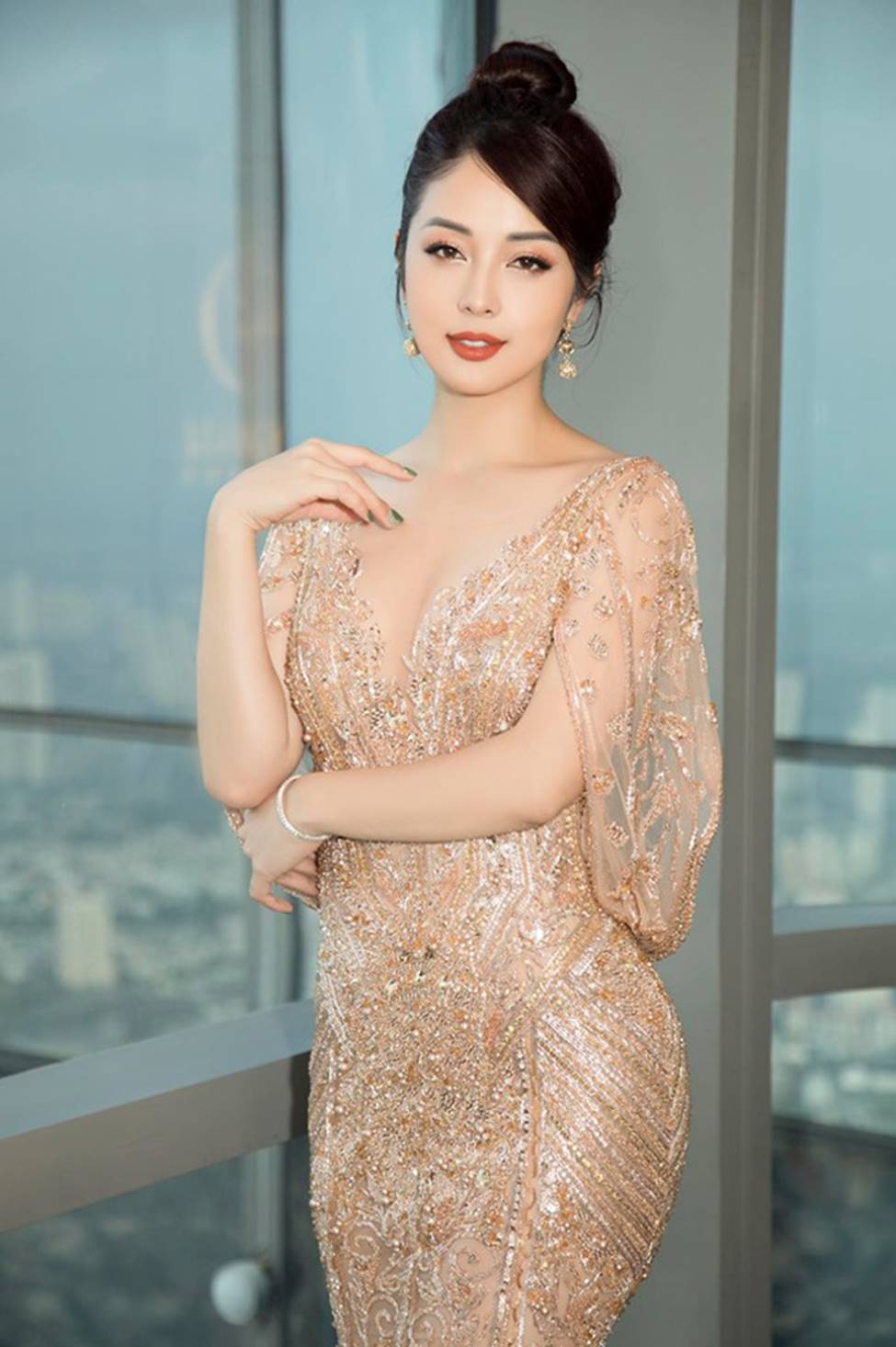 Những bà mẹ 4 con vẫn trẻ đẹp trong showbiz Việt-8