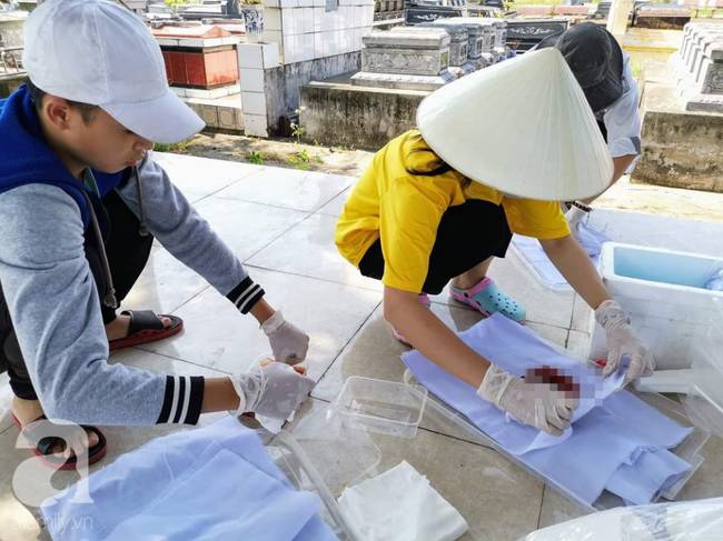 Chàng sinh viên kể chuyện đi nhặt gần 10 ngàn xác thai nhi: Ám ảnh nhất là người mẹ gục khóc trước mộ để xin lỗi con-2
