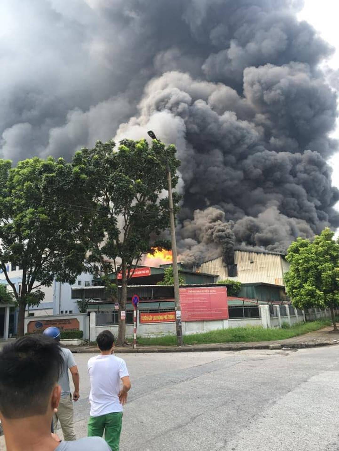 Hà Nội: Cháy dữ dội gần AEON Mall Long Biên khiến hàng trăm người hoảng loạn tháo chạy-3