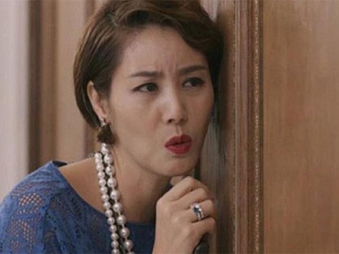 Đứng trước phòng tân hôn, mẹ chồng đỏ mặt nghe tiếng con dâu: “Đêm nay em sẽ cháy hết mình