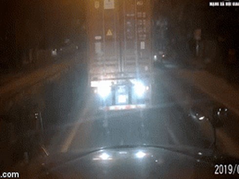 Clip: Container đấu đen đuôi gây chói mắt, tài xế xe sau liền có màn trừng phạt