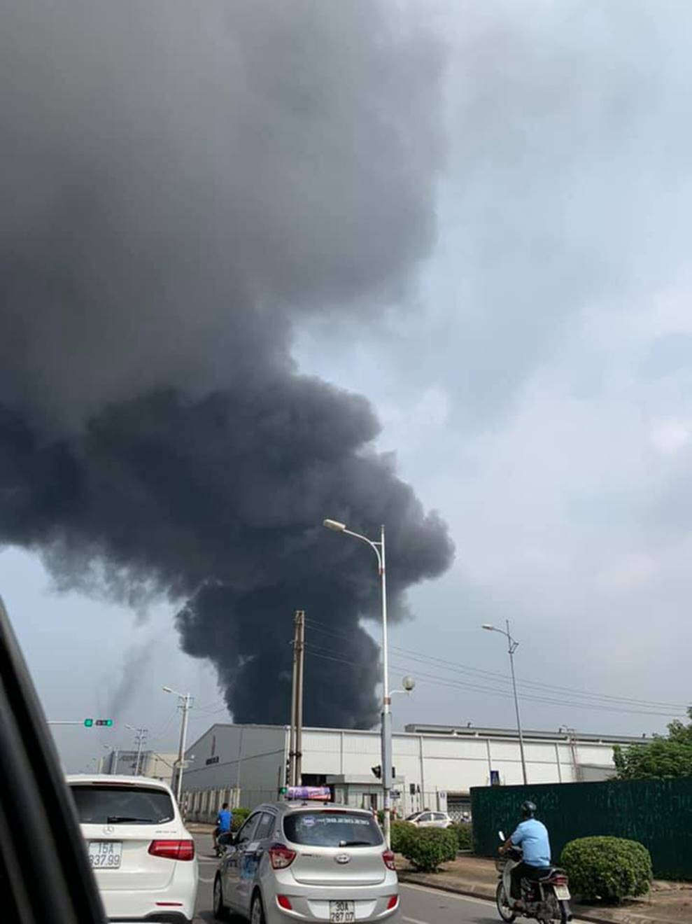 1000m2 của nhà máy sát trung tâm thương mại ở Long Biên bốc cháy ngùn ngụt, khung nhà gẫy gập-1
