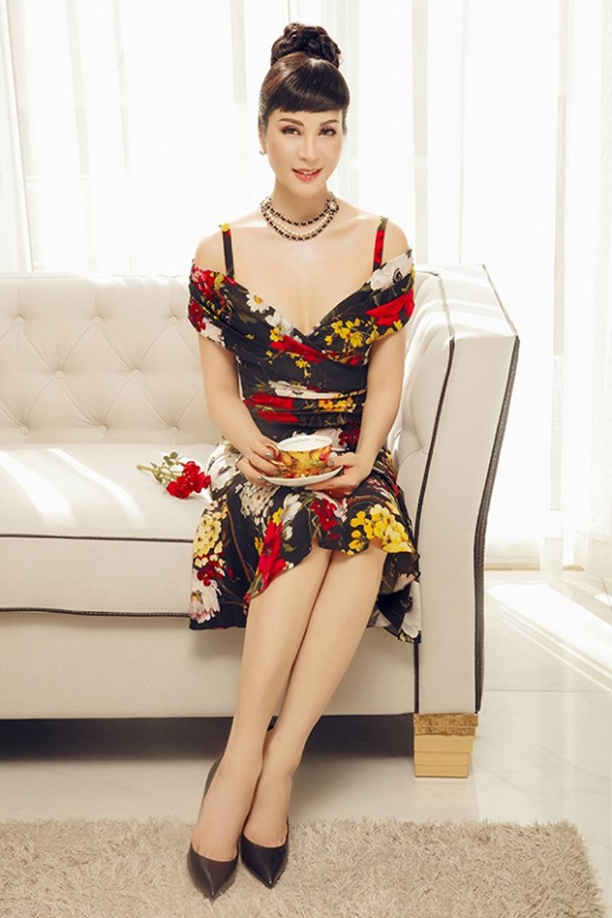 Thanh Mai khoe vóc dáng chuẩn mực tuổi 46 tại biệt thự sang trọng-1