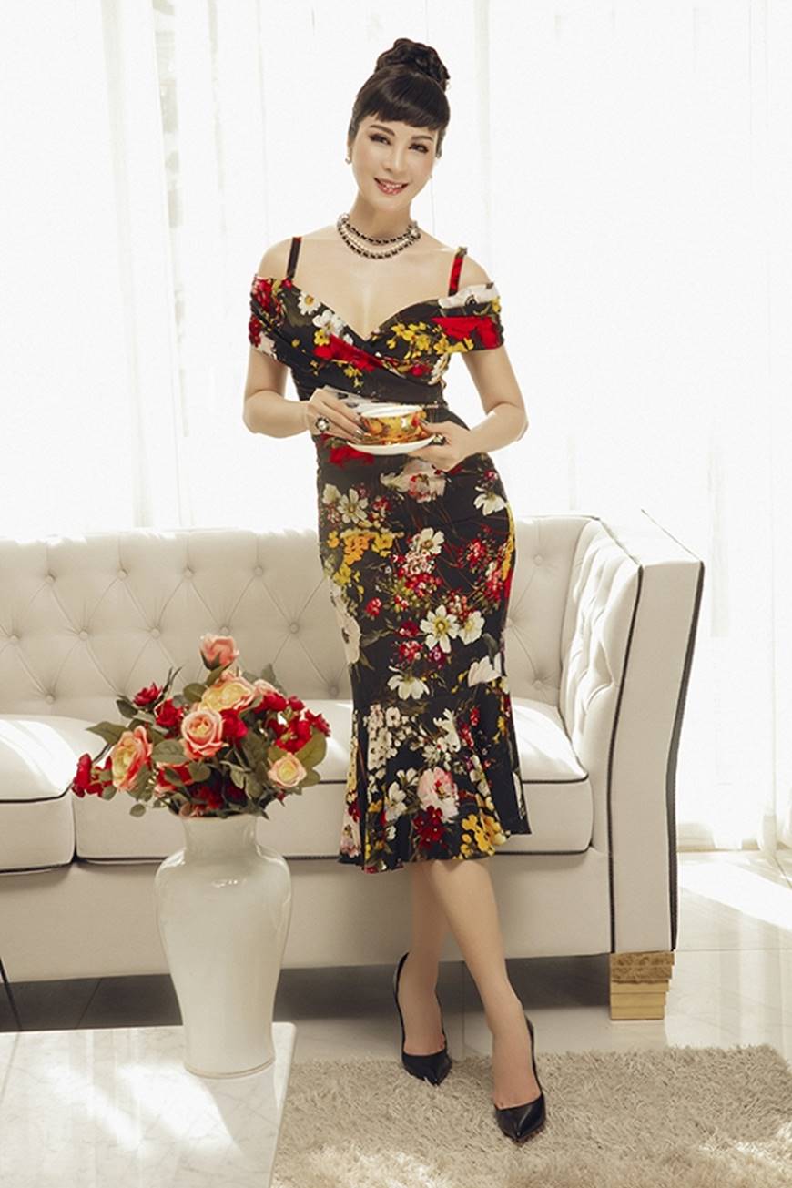 Thanh Mai khoe vóc dáng chuẩn mực tuổi 46 tại biệt thự sang trọng-2