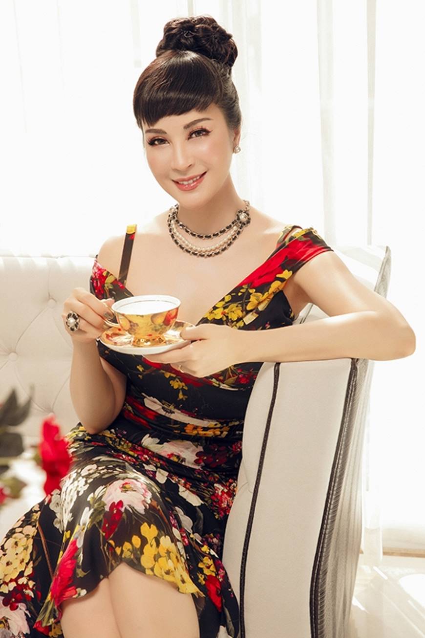 Thanh Mai khoe vóc dáng chuẩn mực tuổi 46 tại biệt thự sang trọng-3