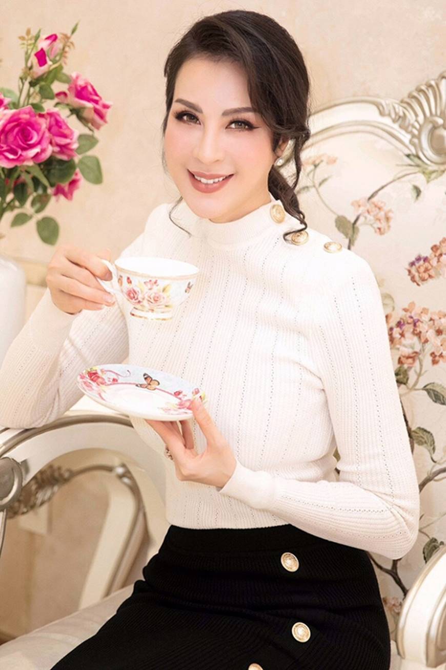 Thanh Mai khoe vóc dáng chuẩn mực tuổi 46 tại biệt thự sang trọng-10