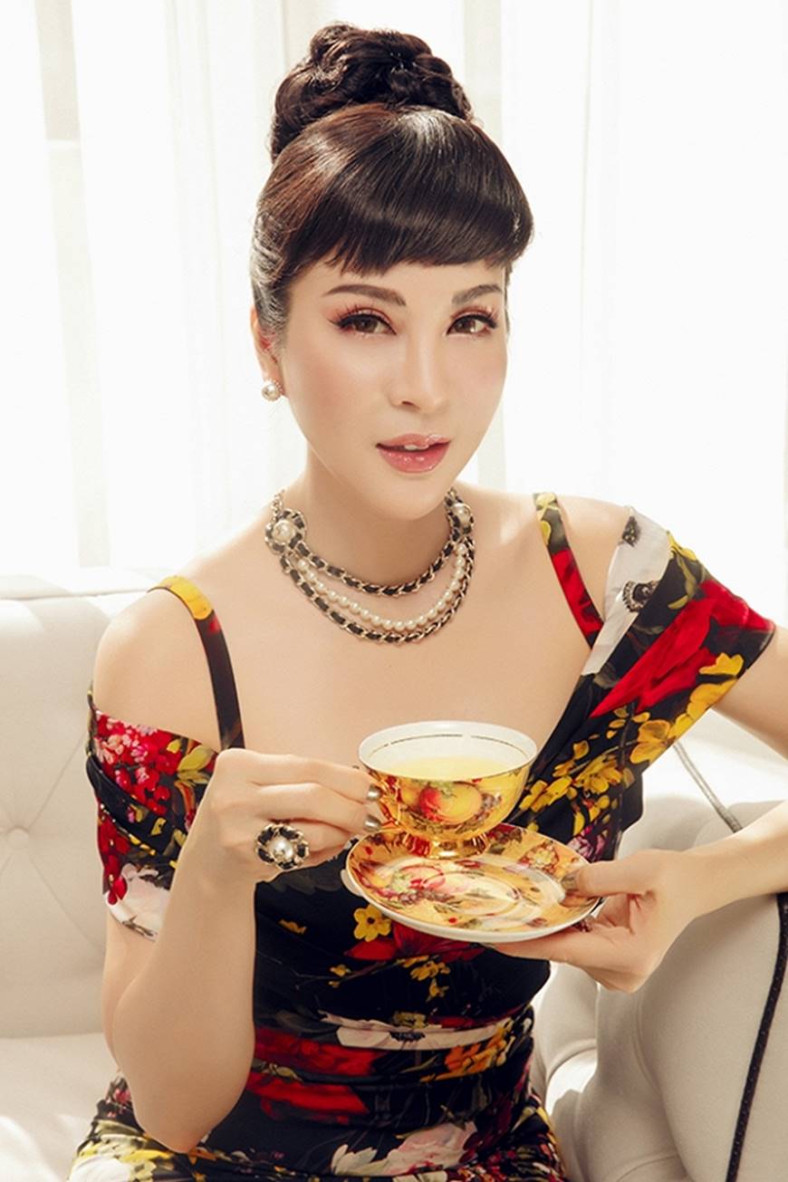 Thanh Mai khoe vóc dáng chuẩn mực tuổi 46 tại biệt thự sang trọng-4