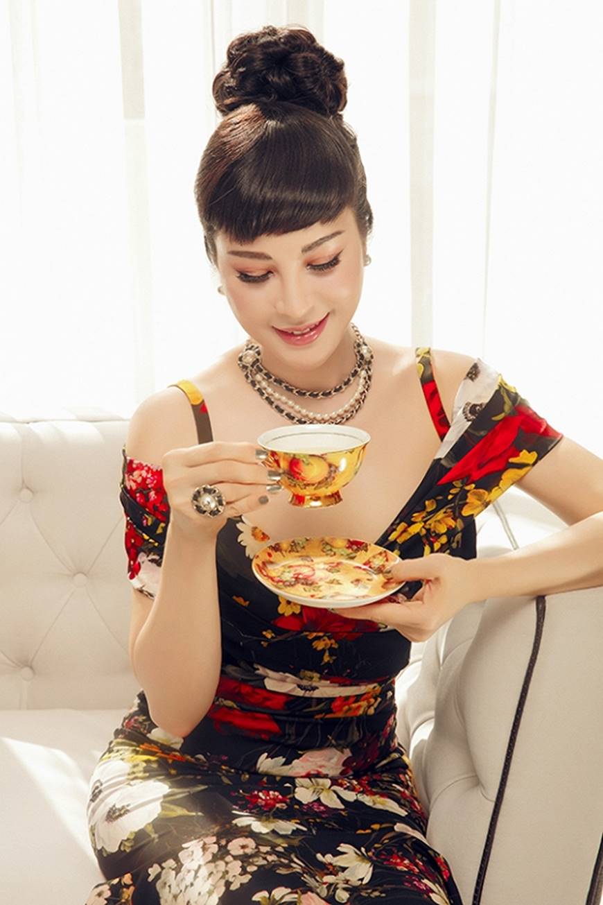 Thanh Mai khoe vóc dáng chuẩn mực tuổi 46 tại biệt thự sang trọng-5