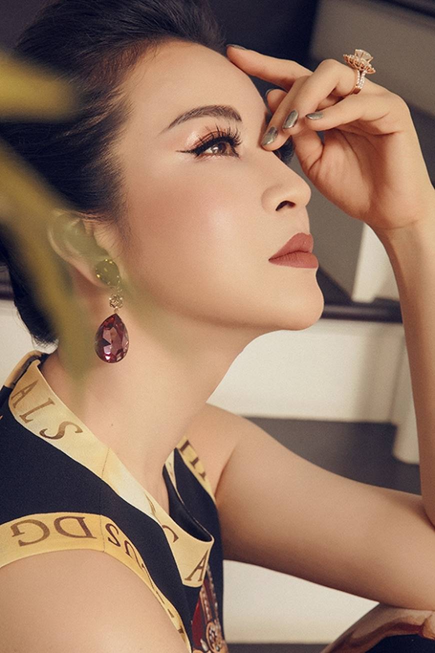 Thanh Mai khoe vóc dáng chuẩn mực tuổi 46 tại biệt thự sang trọng-6