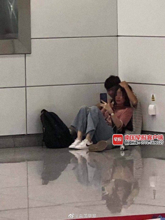 Phát hiện cặp đôi ngồi trong góc trạm tàu điện ngầm, tưởng cảnh yêu đương lãng mạn nhưng hóa ra là vụ uy hiếp nguy hiểm như phim hành động-1