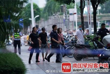 Phát hiện cặp đôi ngồi trong góc trạm tàu điện ngầm, tưởng cảnh yêu đương lãng mạn nhưng hóa ra là vụ uy hiếp nguy hiểm như phim hành động-2